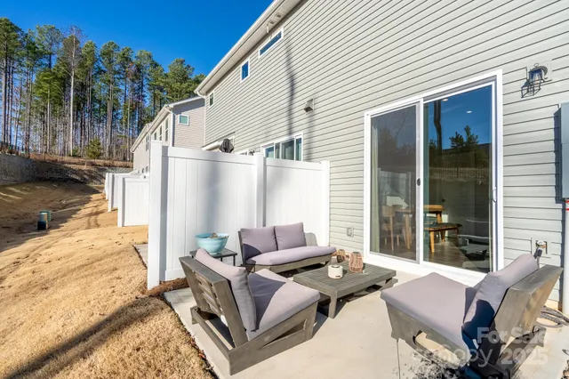 a view of backyard of the house