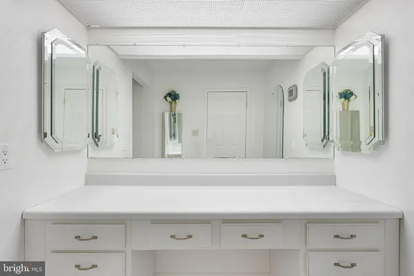 a view of a livingroom with furniture and a ceiling fan