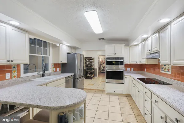 a view of a livingroom with furniture and windows