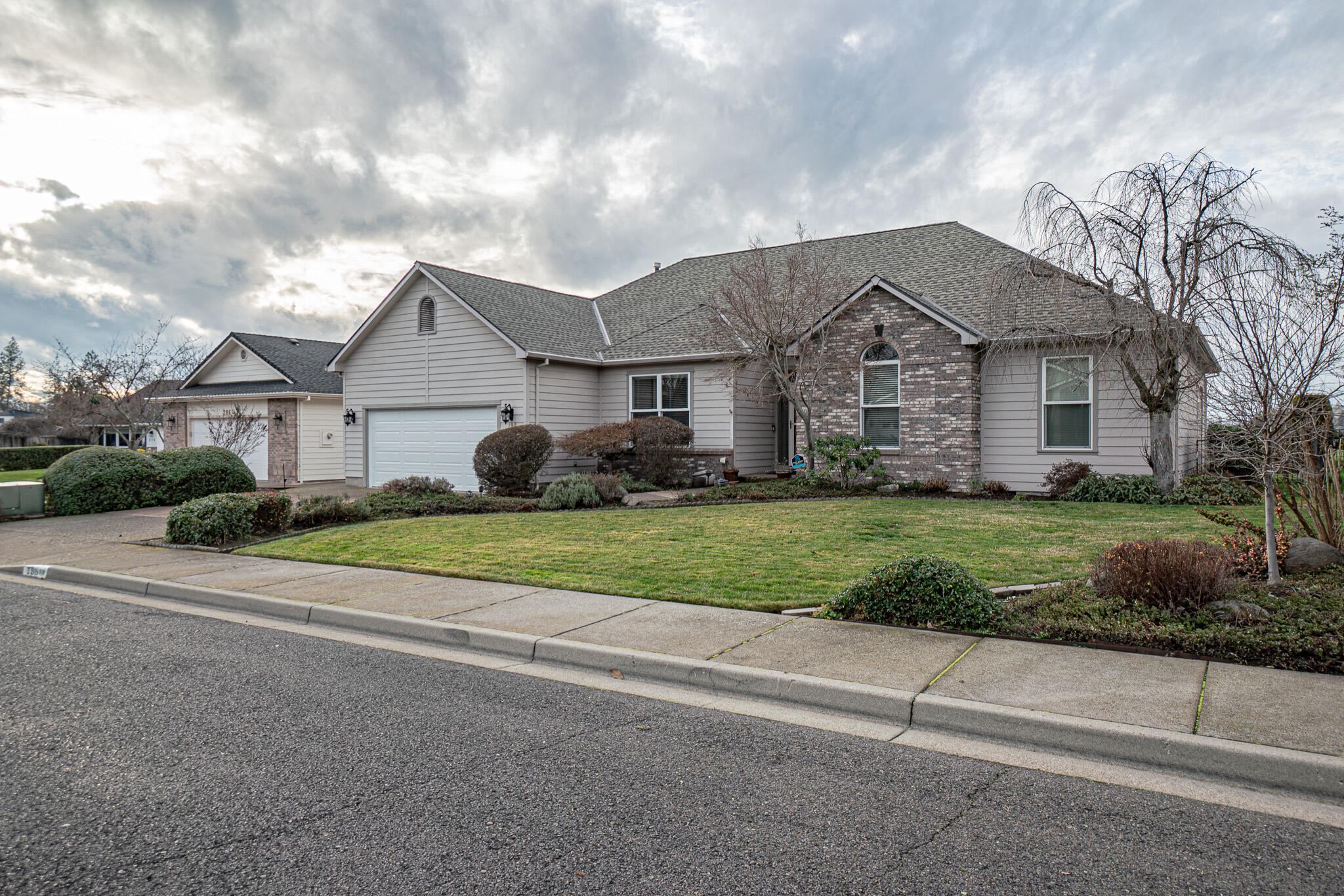 198 Prairie Landing Drive Eagle Point, OR 97524 - Photo 3 of 30 DSC05967-HDR