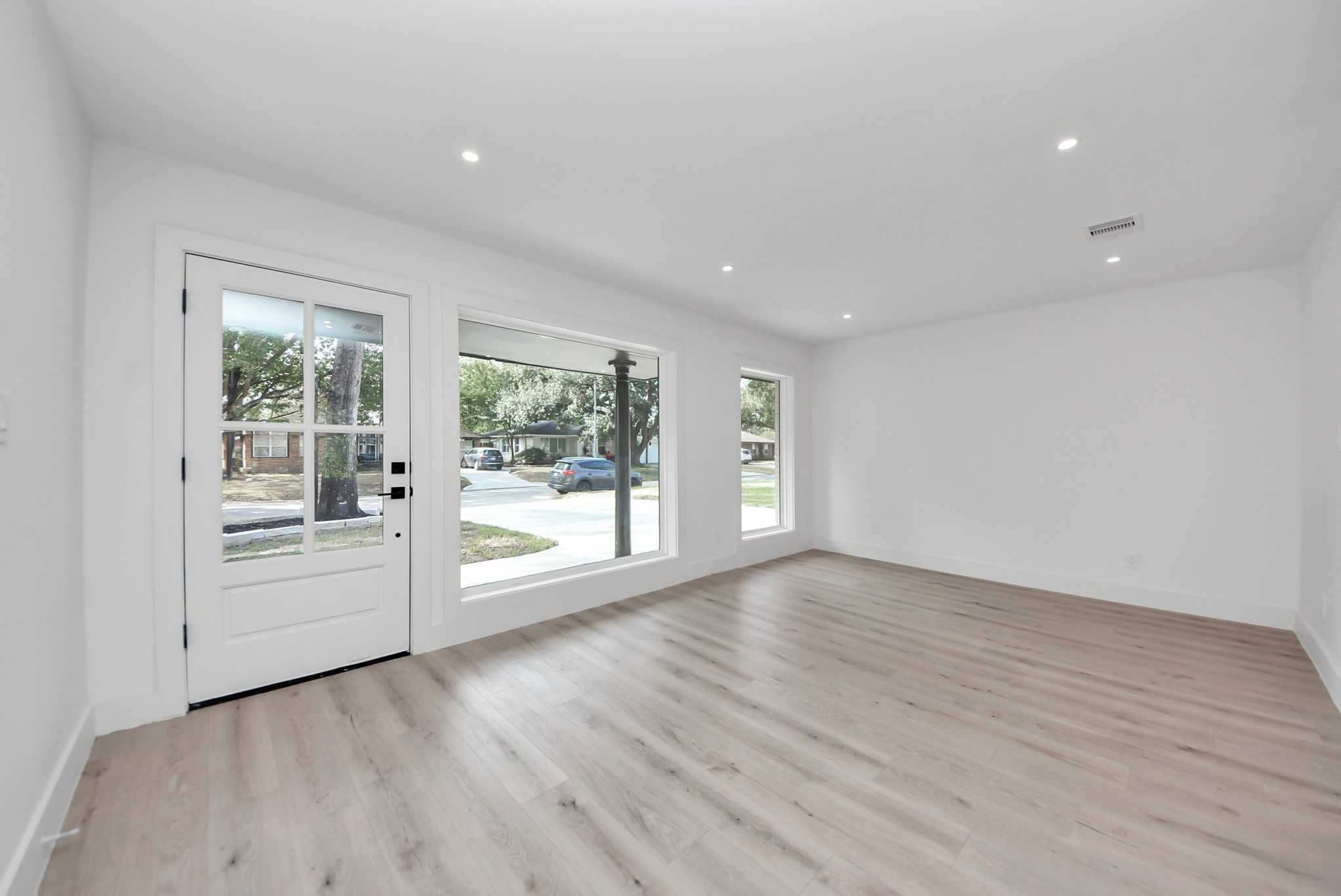 2318 Hialeah Drive Houston, TX 77018 - Photo 11 of 42 Brand new no grid windows let lots of natural light in