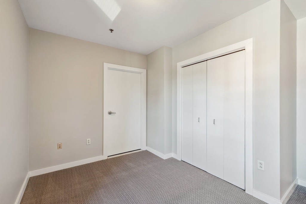 534-538 Commonwealth Avenue, Unit 7D Boston, MA 02215 - Photo 6 of 17 a view of an empty room