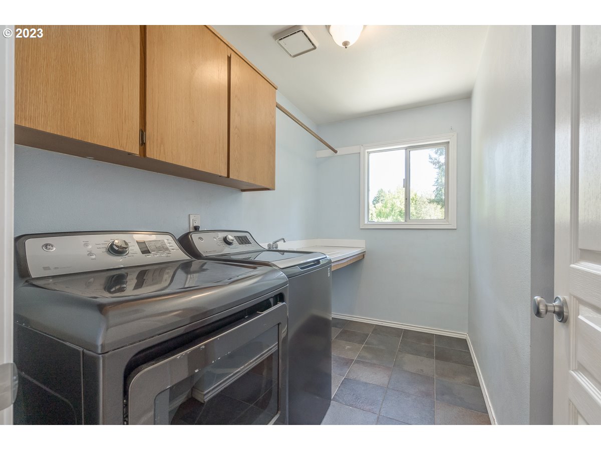8580 Southwest Thoroughbred Place Beaverton, OR 97008 - Photo 32 of 43 a kitchen with a stove and a microwave