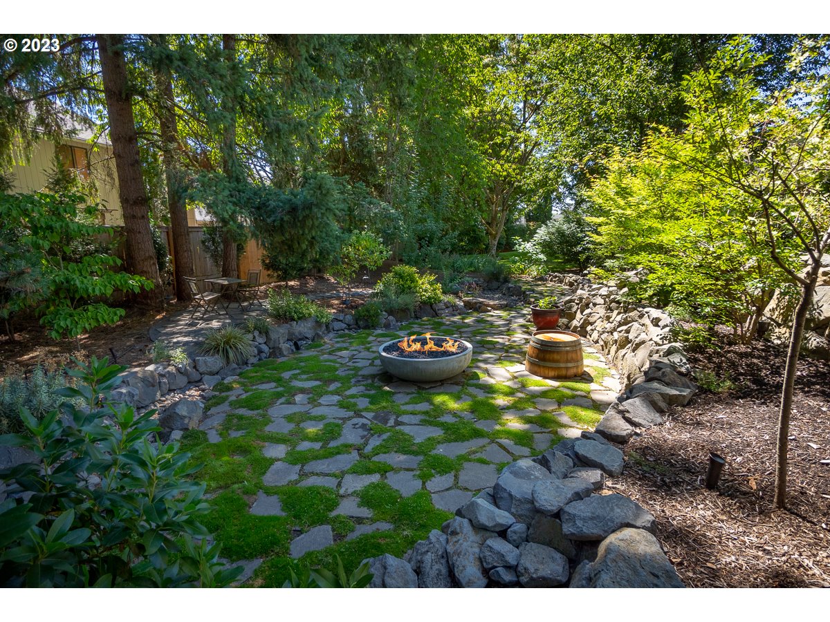 8580 Southwest Thoroughbred Place Beaverton, OR 97008 - Photo 39 of 43 a backyard of a house with lots of green space