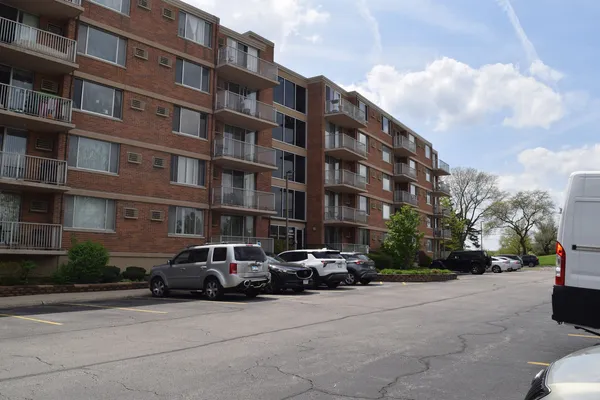 $159,900 | 2200 South Stewart Avenue, Unit 1C, Lombard, IL 60148