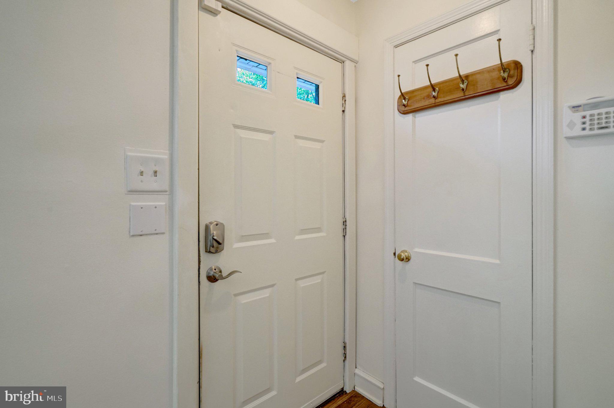 8015 New Market Road Alexandria, VA 22308 - Photo 6 of 41 Front entry