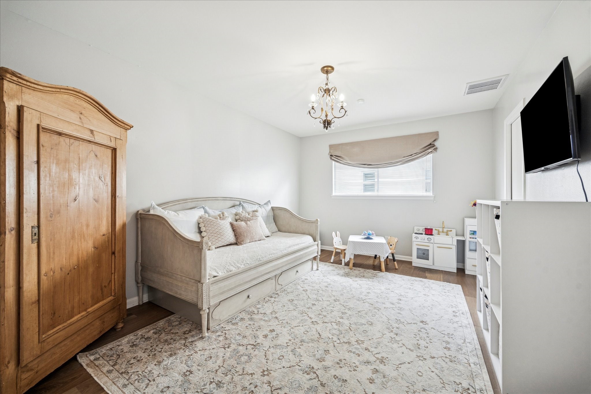 7906 Meadowbriar Lane Houston, TX 77063 - Photo 25 of 34 This spacious middle bedroom has a large closet and private bathroom with a shower, making this home a 3 bedroom, 3 bathroom home!