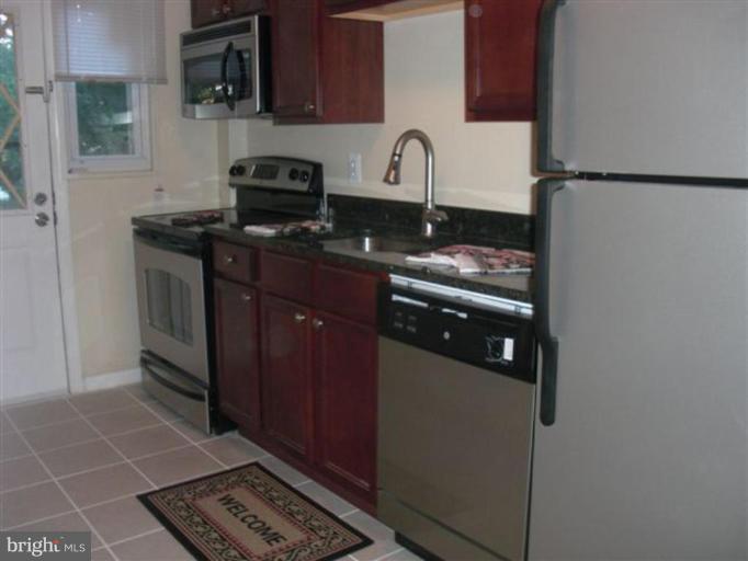 1037 Stamford Road Baltimore, MD 21229 - Photo 6 of 15 Kitchen