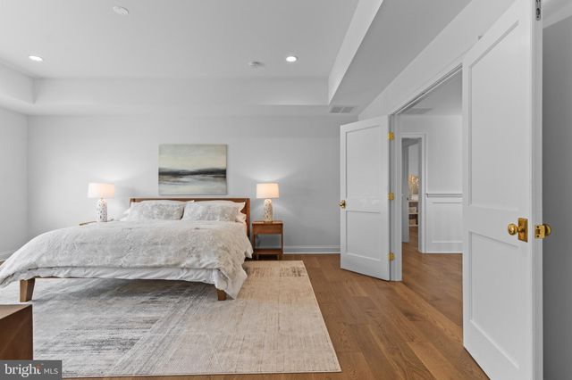 a en suite bathroom with double sink and a large mirror
