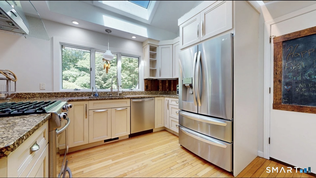 285 Wooding Hill Road Bethany, CT 06524 - Photo 6 of 33