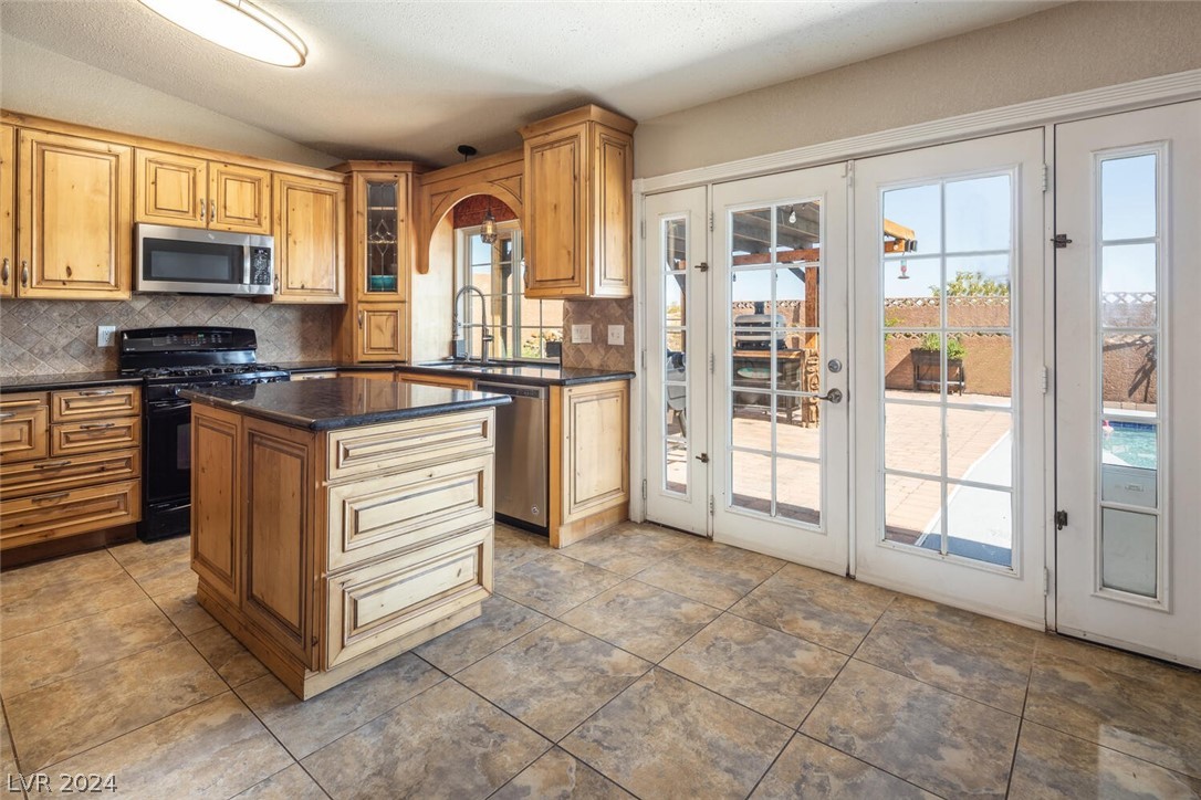 1452 Bronco Road Boulder City, NV 89005 - Photo 12 of 37 Center island is on wheels and can be moved.