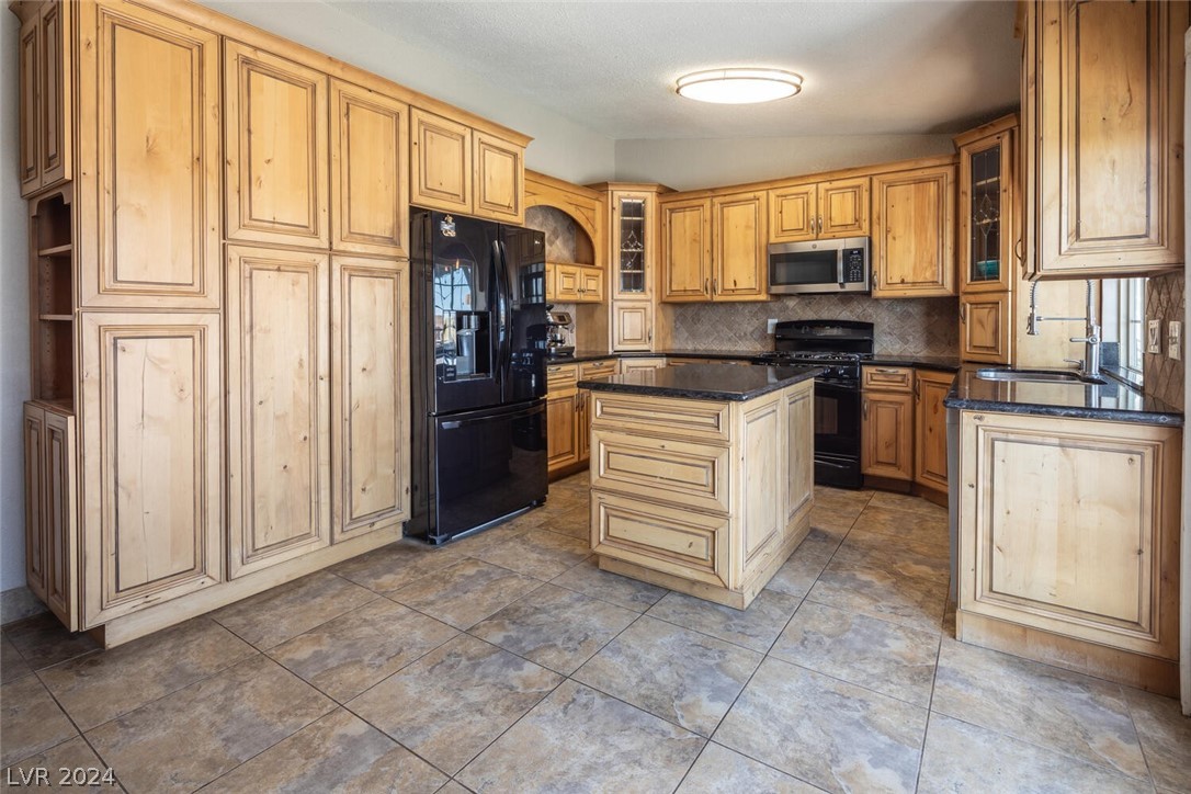 1452 Bronco Road Boulder City, NV 89005 - Photo 10 of 37 Center island is on wheels and can be moved.