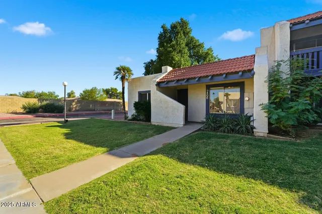 a view of a house with a yard