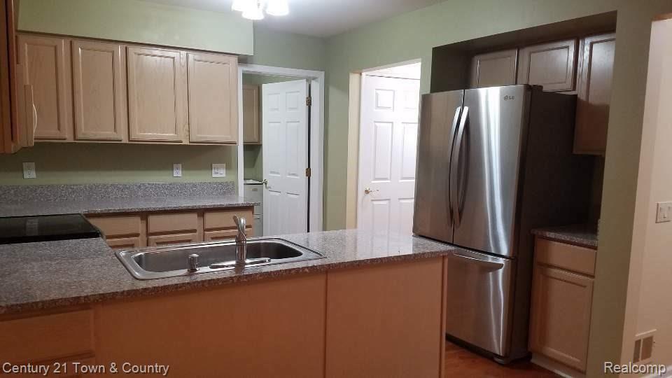 5824 Dawn Ridge Drive, Unit 86 Troy, MI 48098 - Photo 13 of 15