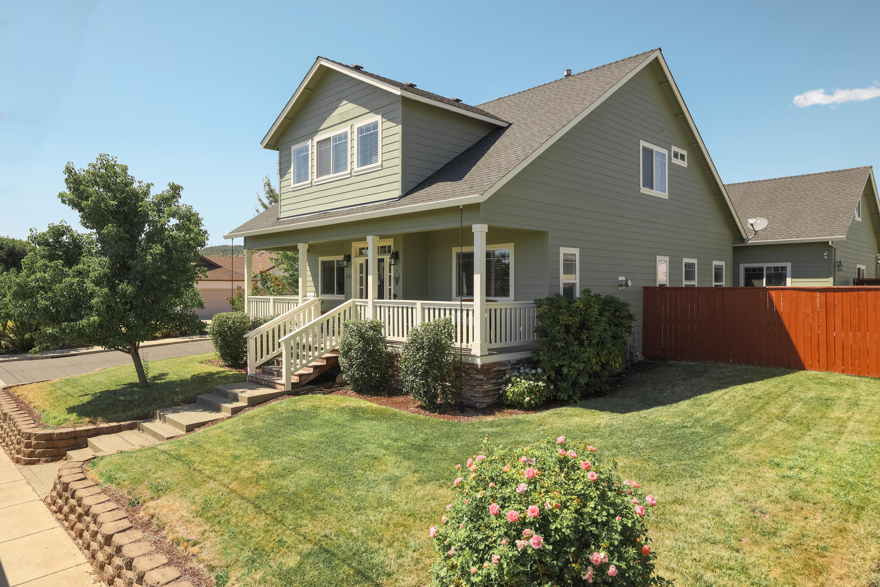 601 Barton Road Eagle Point, OR 97524 - Photo 2 of 34 569A0444