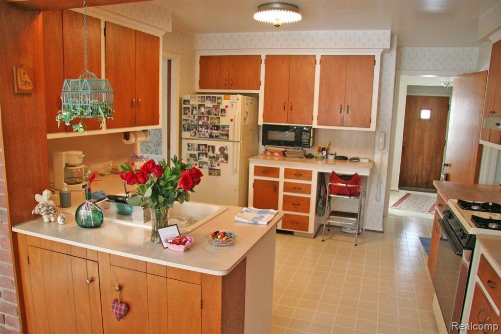 1236 Yorkshire Road Birmingham, MI 48009 - Photo 6 of 11 06 Kitchen