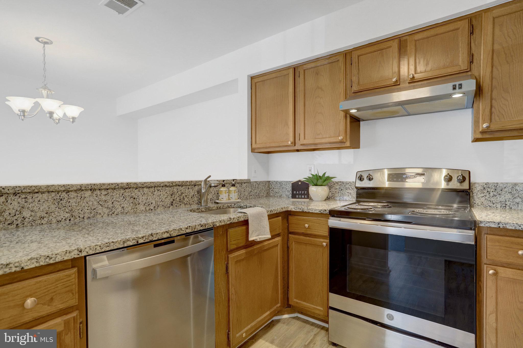 7825 Harrowgate Circle, Unit B Springfield, VA 22152 - Photo 8 of 18 Kitchen w/Granite Countertops