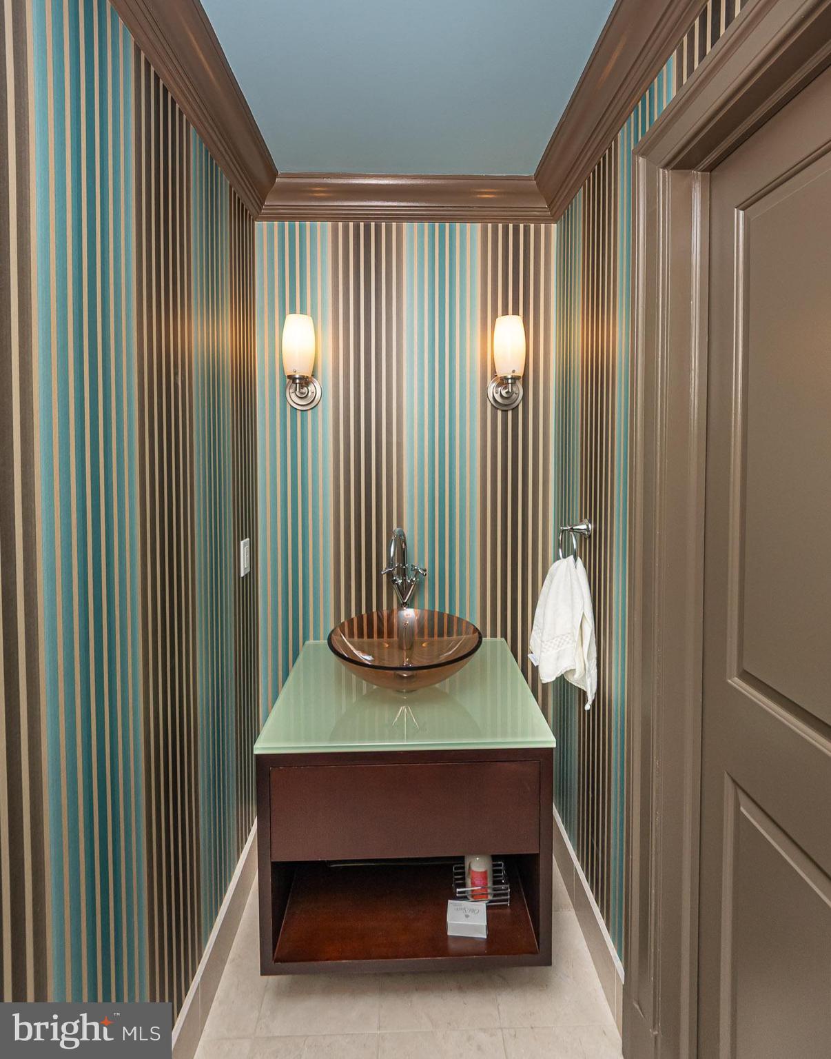 801 Key Highway, Unit 153 Baltimore, MD 21230 - Photo 27 of 40 a room with furniture and a window