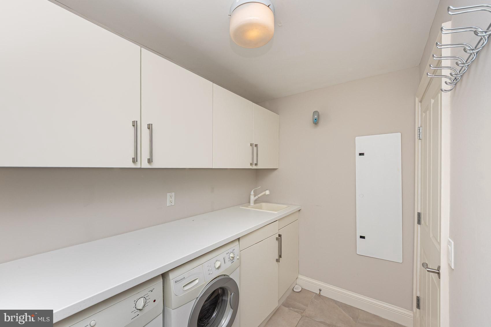 801 Key Highway, Unit 153 Baltimore, MD 21230 - Photo 29 of 40 a utility room with dryer and washer