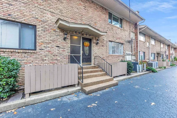 $133,500 | 4400 Poplar Avenue, Unit 21, Memphis, TN 38117