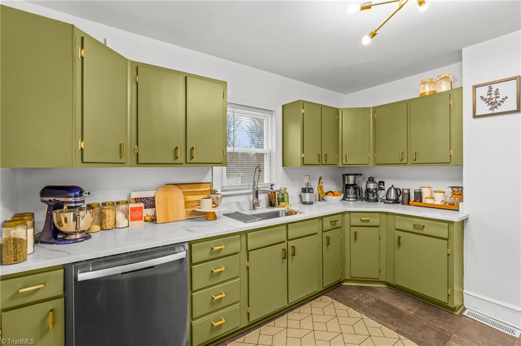 667 Oak Summit Road Winston-Salem, NC 27105 - Photo 11 of 39 Gallery Image 11
