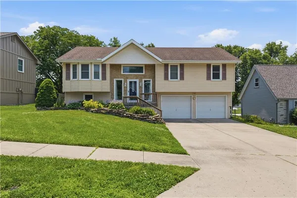 $325,000 | 7309 Erika Court, Pleasant Valley, MO 64068