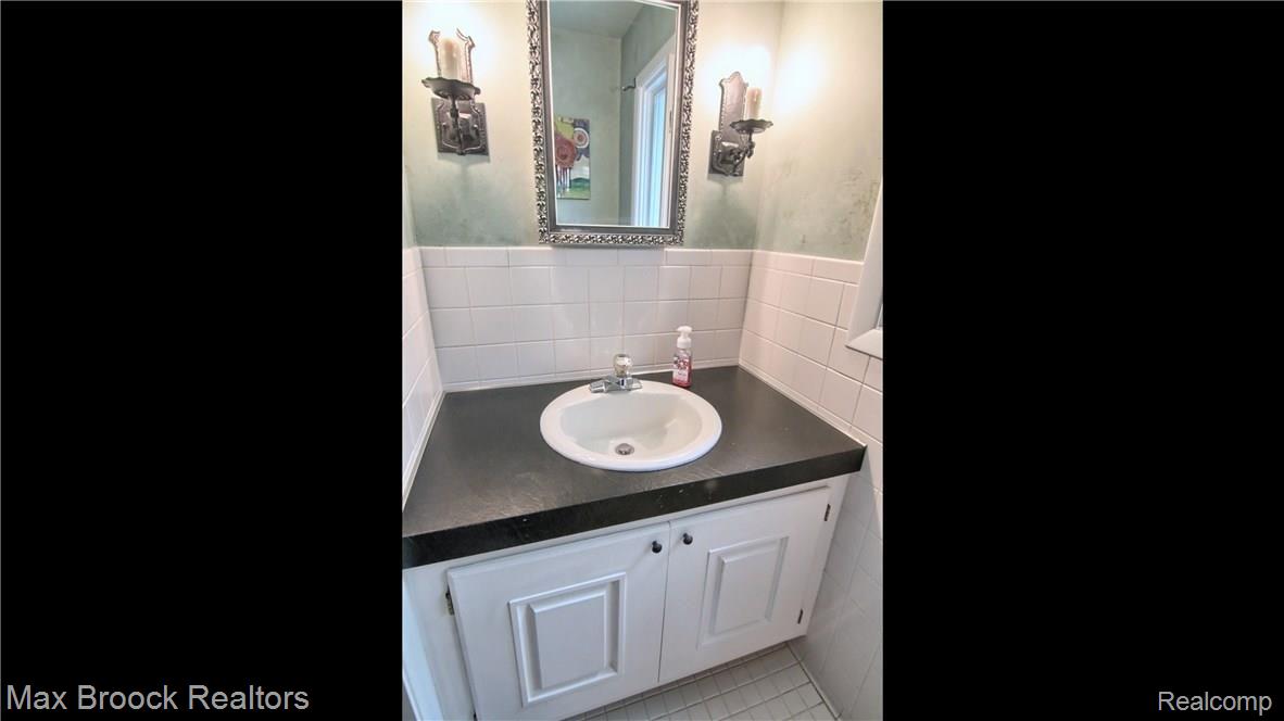 31015 Rivers Edge Court Franklin, MI 48025 - Photo 24 of 31 Finished_Lower_Level_Bathroom.jpg