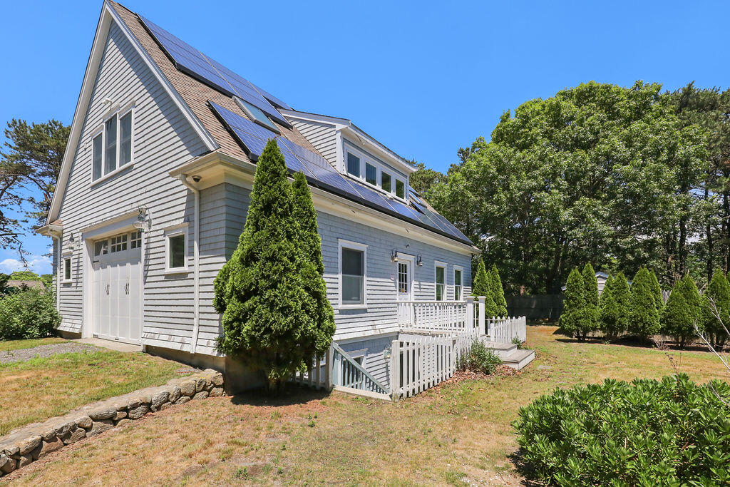 379 Monomoscoy Road Mashpee, MA 02649 - Photo 7 of 42 IMG_2252