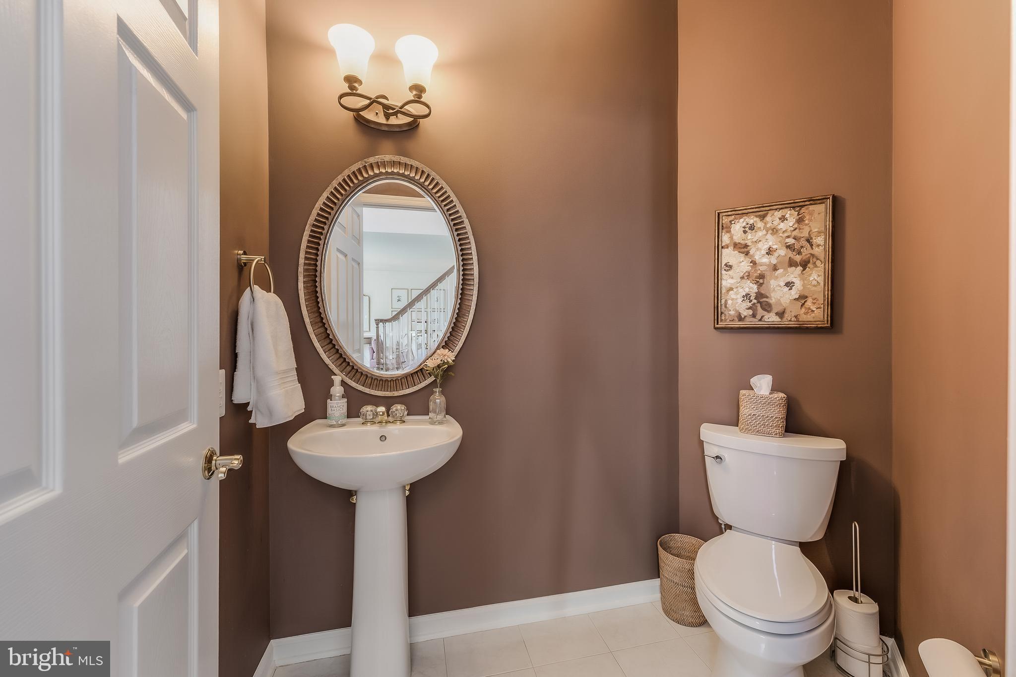 12537 Ridgegate Drive Herndon, VA 20170 - Photo 31 of 80 a bathroom with a toilet a sink and a mirror