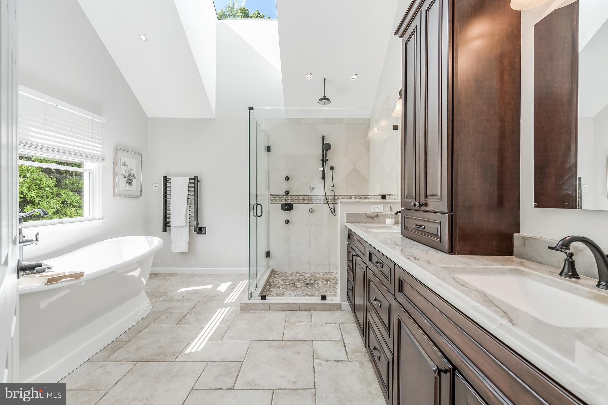 12537 Ridgegate Drive Herndon, VA 20170 - Photo 44 of 80 a spacious bathroom with a tub sink and mirror