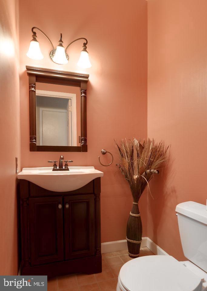 7801 Cliffside Court Springfield, VA 22153 - Photo 31 of 71 a bathroom with a toilet sink and mirror
