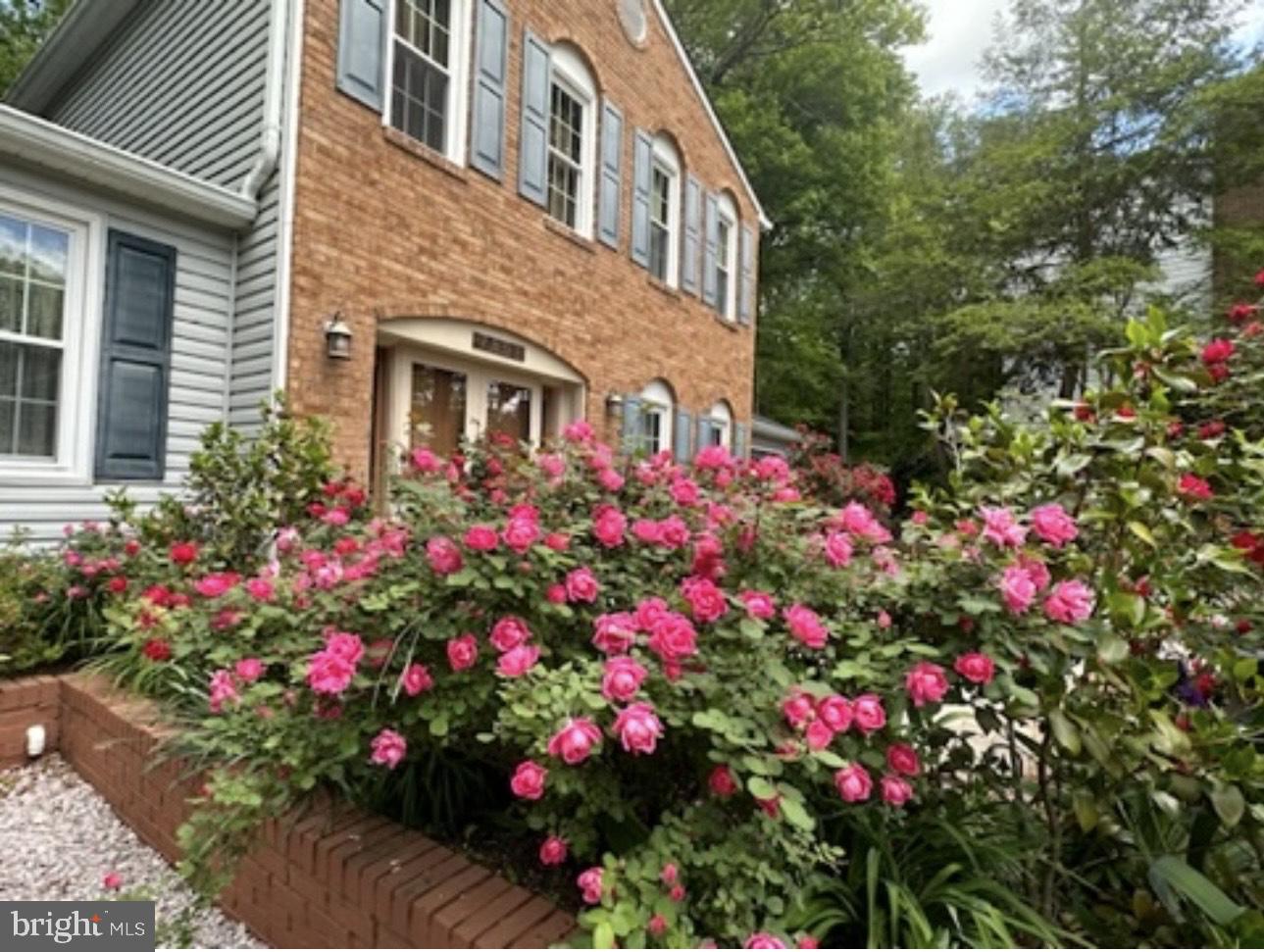 7801 Cliffside Court Springfield, VA 22153 - Photo 4 of 71 a view of a flower in a corridor