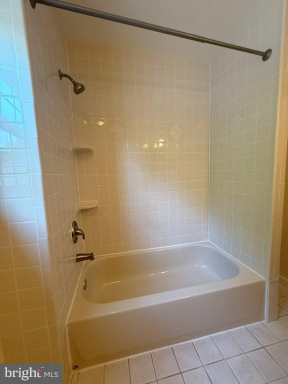 7801 Cliffside Court Springfield, VA 22153 - Photo 48 of 71 a bath tub sitting next to a shower