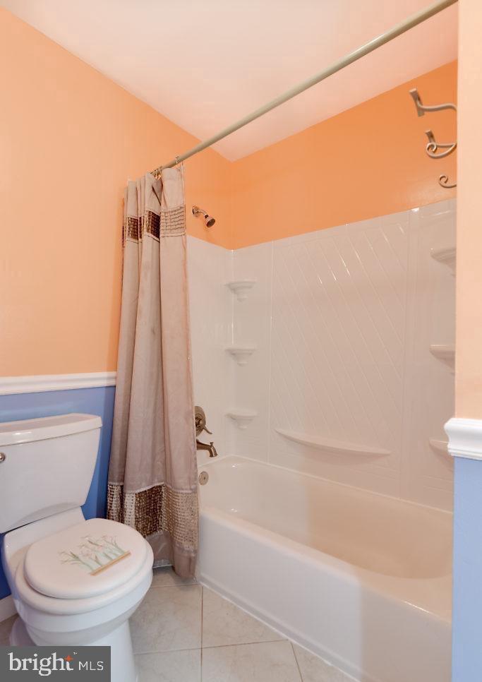 7801 Cliffside Court Springfield, VA 22153 - Photo 50 of 71 a bathroom with a toilet and a bathtub