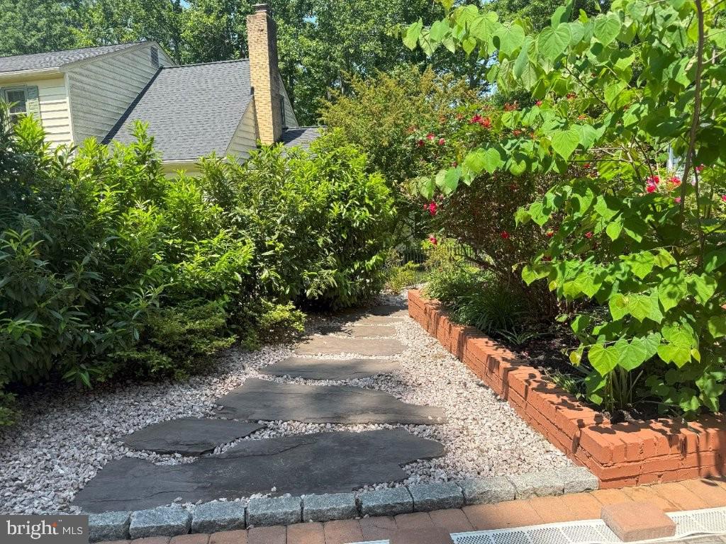 7801 Cliffside Court Springfield, VA 22153 - Photo 6 of 71 a view of a backyard