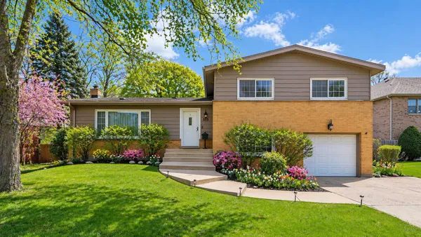 $575,000 | 813 Castlewood Lane, Deerfield, IL 60015