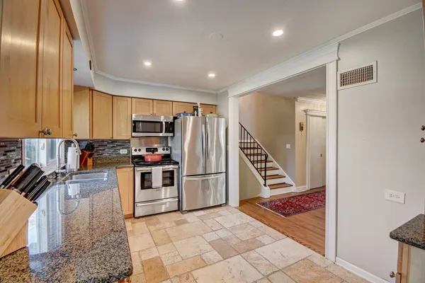 $575,000 | 813 Castlewood Lane, Deerfield, IL 60015