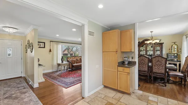 $575,000 | 813 Castlewood Lane, Deerfield, IL 60015