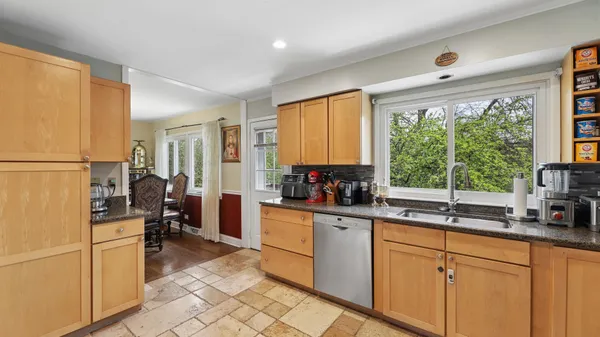 $575,000 | 813 Castlewood Lane, Deerfield, IL 60015