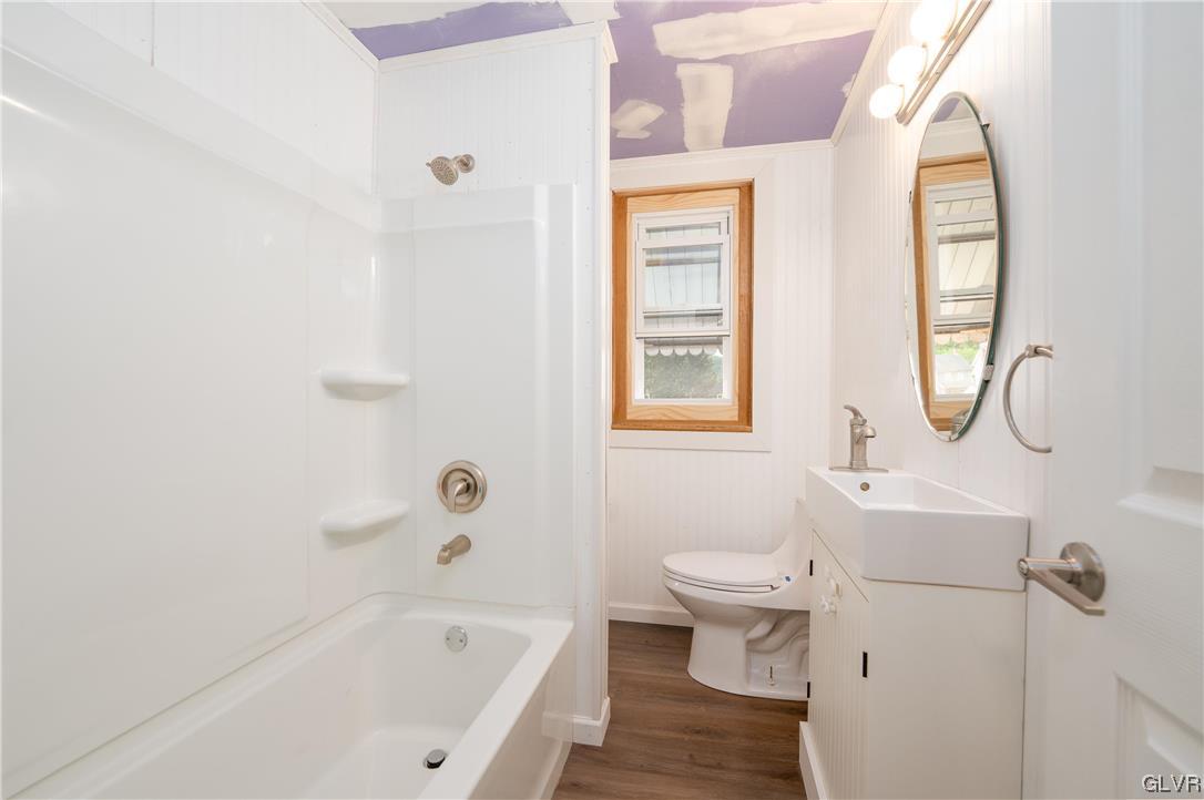 554 South Clewell Street Bethlehem, PA 18015 - Photo 10 of 20 Renovated bathroom