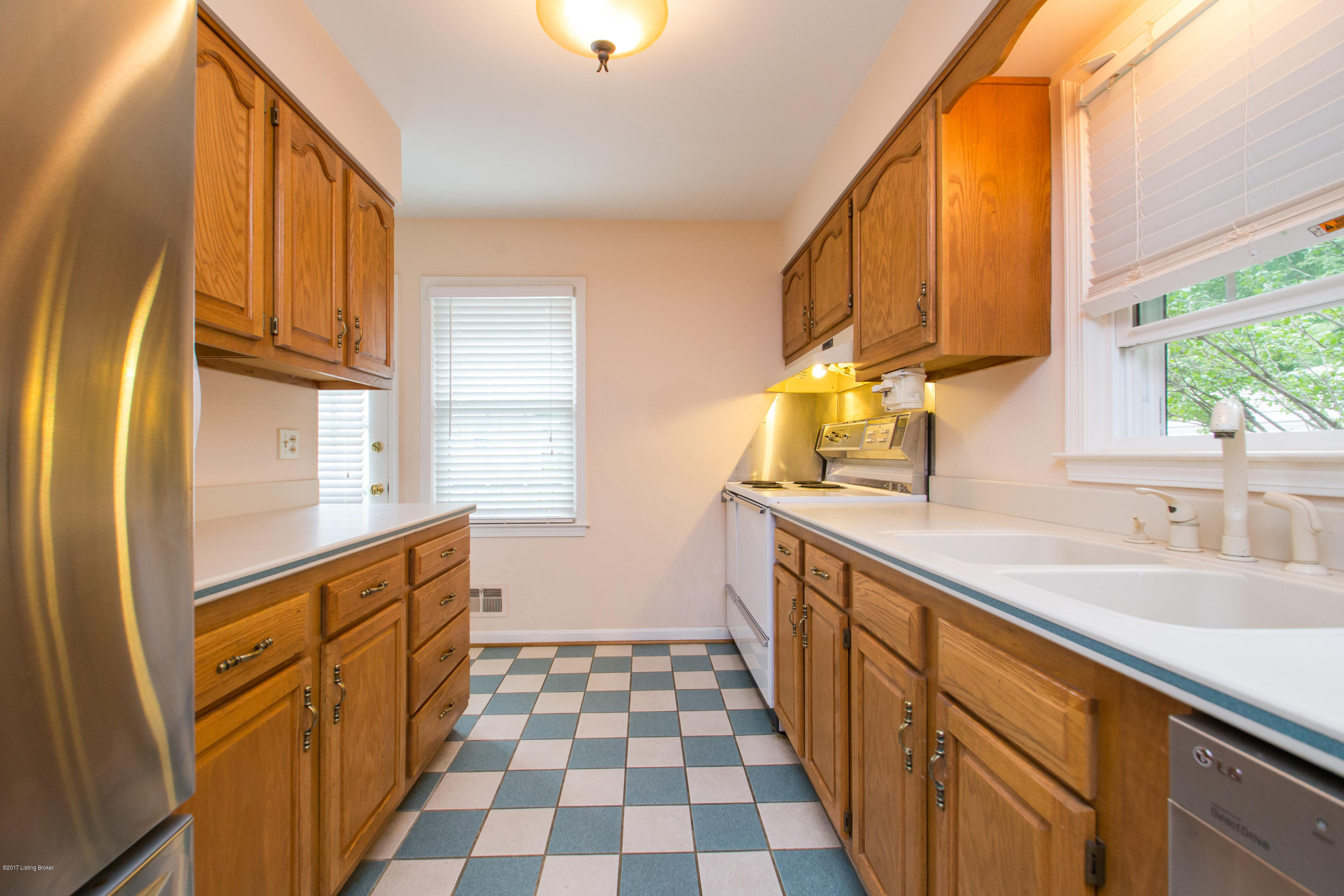 127 Buttercup Road Louisville, KY 40218 - Photo 11 of 51 127_Buttercup_Rd-29