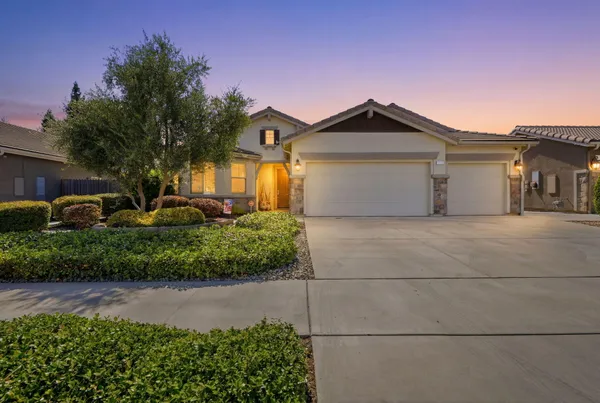 $469,000 | 3245 South Meadowbrook Street, Visalia, CA 93292