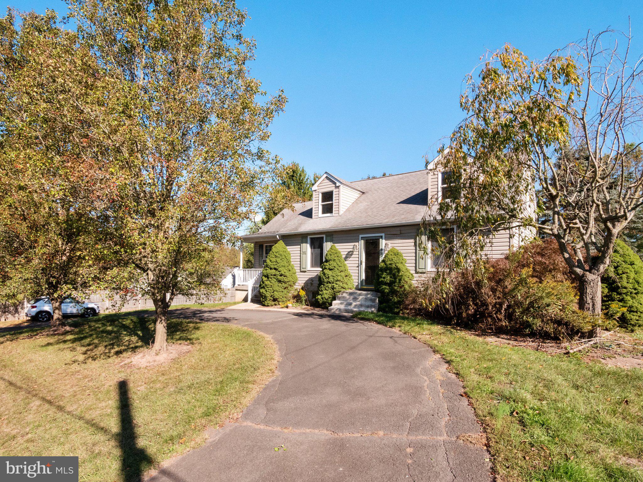 813 Rising Sun Road Telford, PA 18969 - Photo 2 of 27