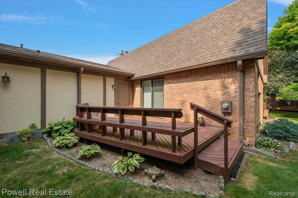 1938 Allenway Court Rochester, MI 48309 - Photo 22 of 39 Deck Landscaping and access to large open backyard space.