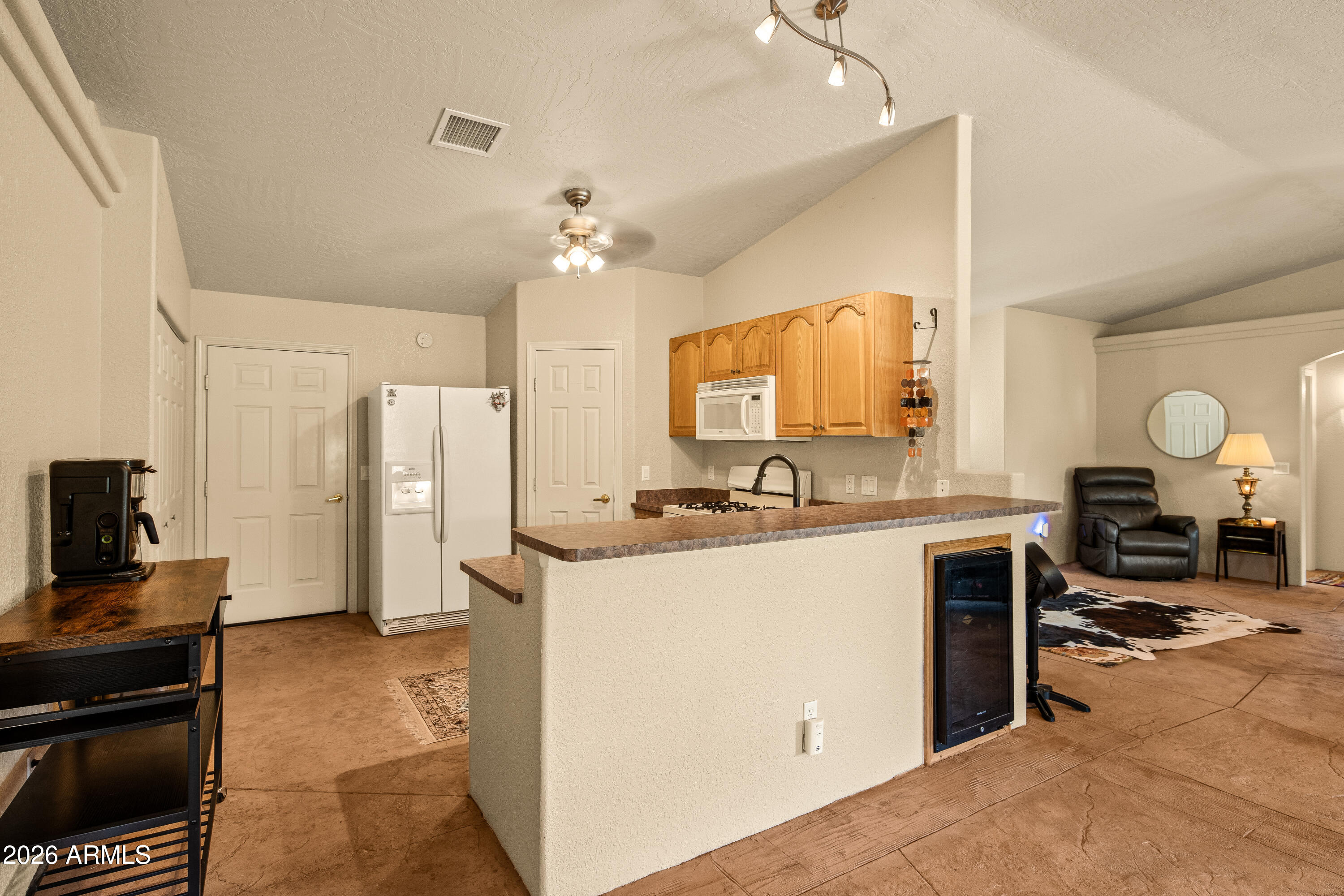 4975 East Geronimo Road Rimrock, AZ 86335 - Photo 25 of 41 Kitchen with Breakfast Bar