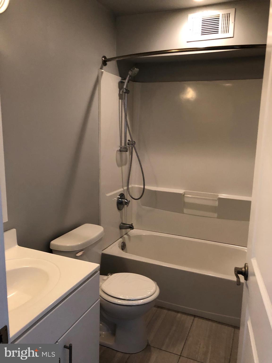 110 C Chestnut Crossing Drive Newark, DE 19713 - Photo 6 of 6 BATHROOM