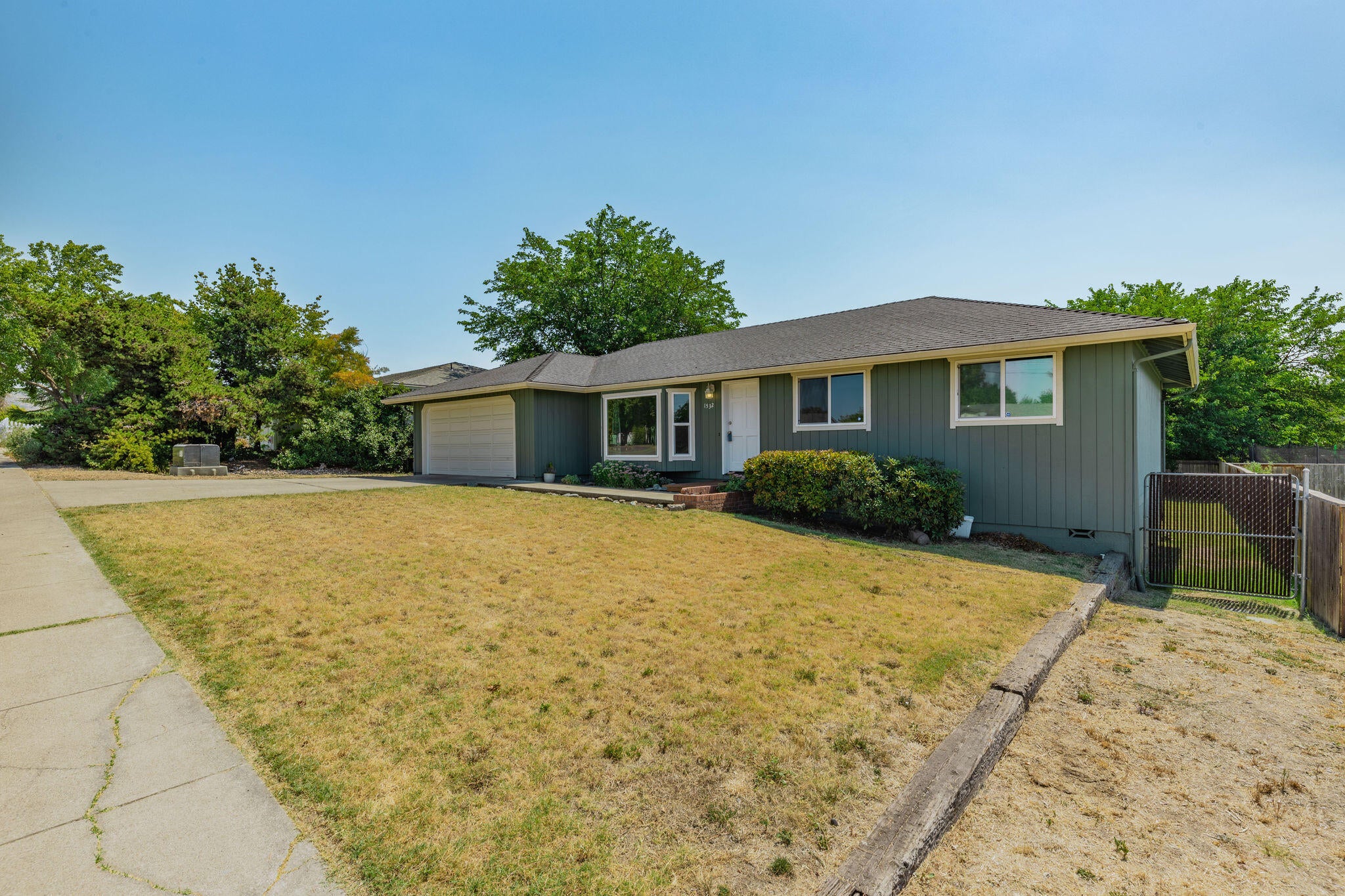 1532 Roberts Road Medford, OR 97504 - Photo 36 of 42 Front of house