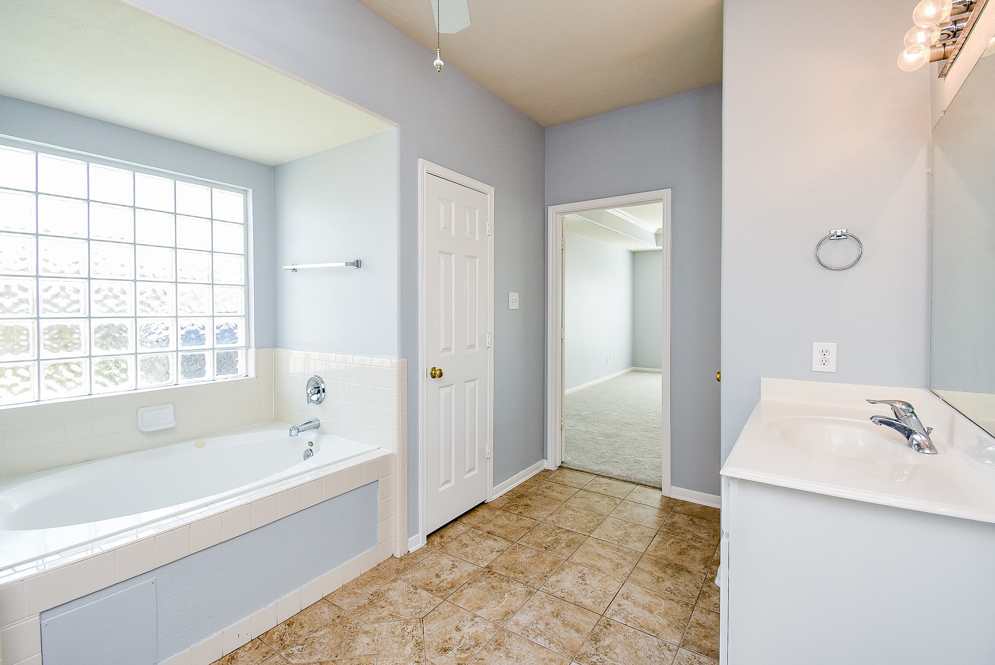 3918 Austin Lake Court Pearland, TX 77581 - Photo 17 of 32 a bathroom with a bathtub and a sink