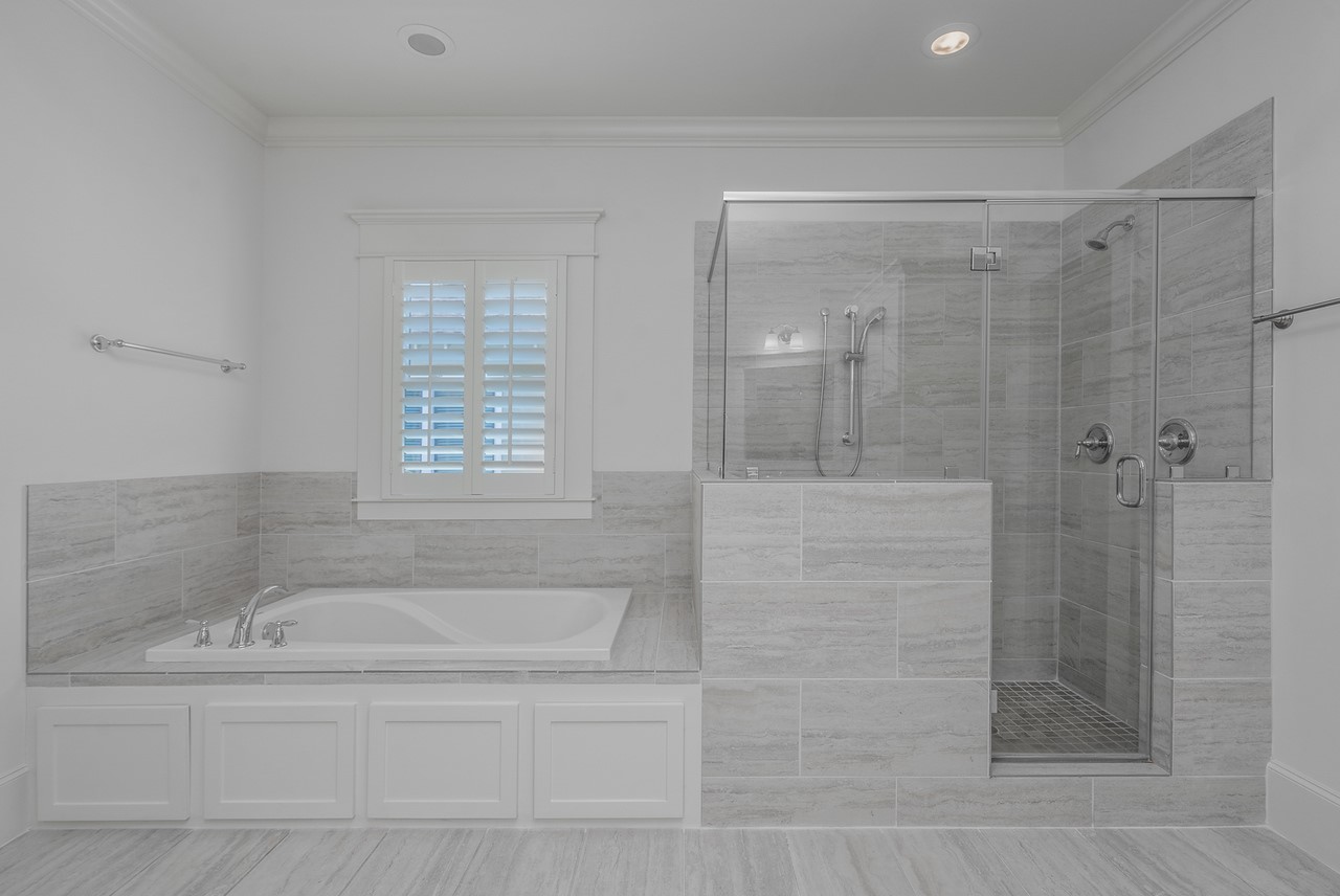 830 Gibbs Street Houston, TX 77009 - Photo 15 of 30 Primary bathroom