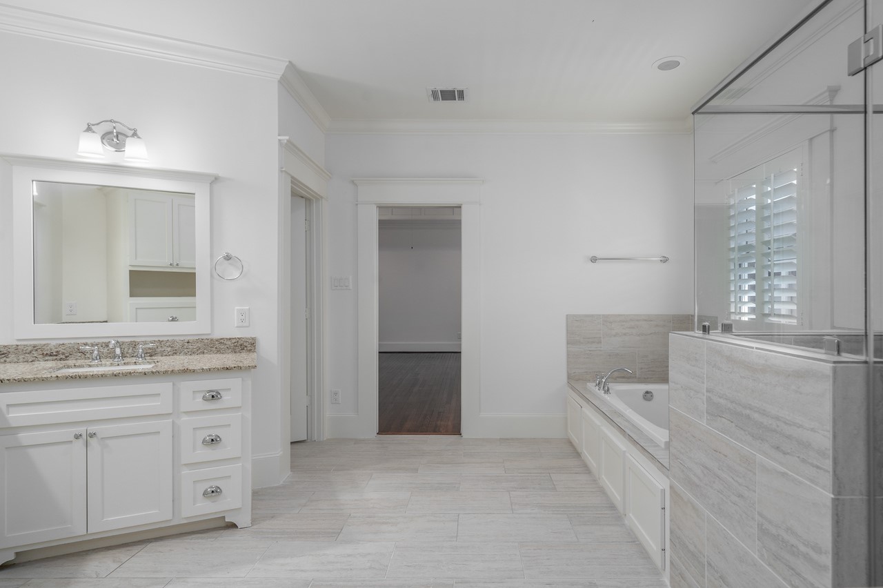 830 Gibbs Street Houston, TX 77009 - Photo 17 of 30 Primary bath